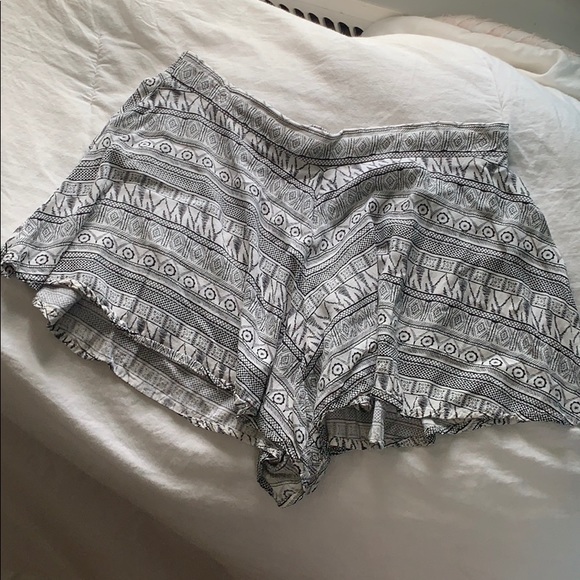 Patterned Flowy Shorts - Picture 2 of 3